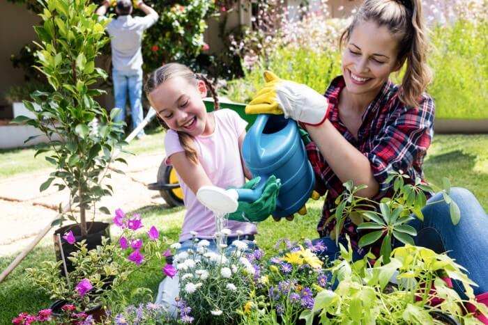 o que fazer nas férias escolares - mãe e filha cuidando de uma horta domiciliar