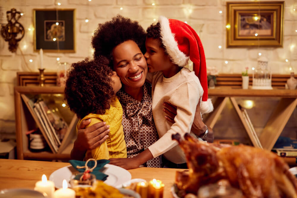 Uma Família Comemorando Com A Mesa Repleta De Opções Para Ceia De Natal.