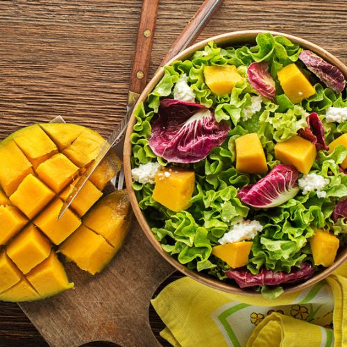 Salada tropical com molho de iogurte