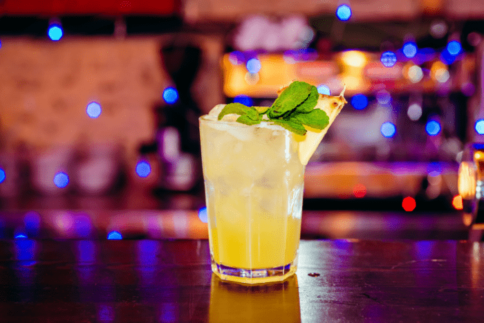 Um drink com gin feito de abacaxi e hortelã.