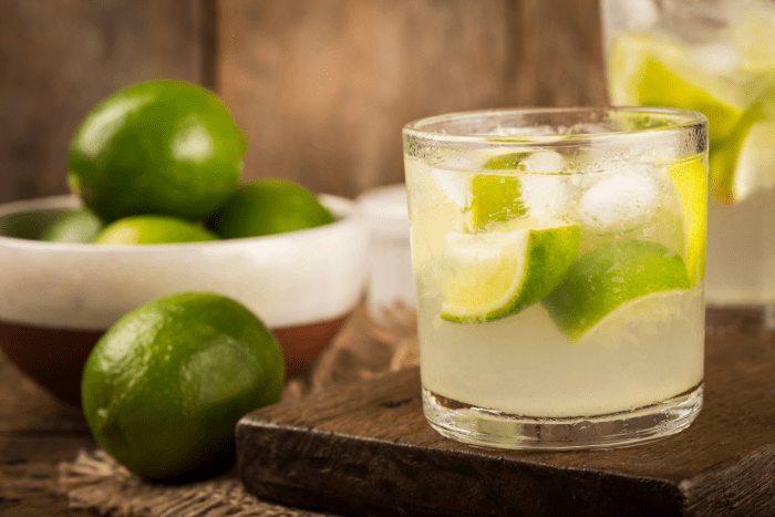 Copo de drink com gin: caipirinha