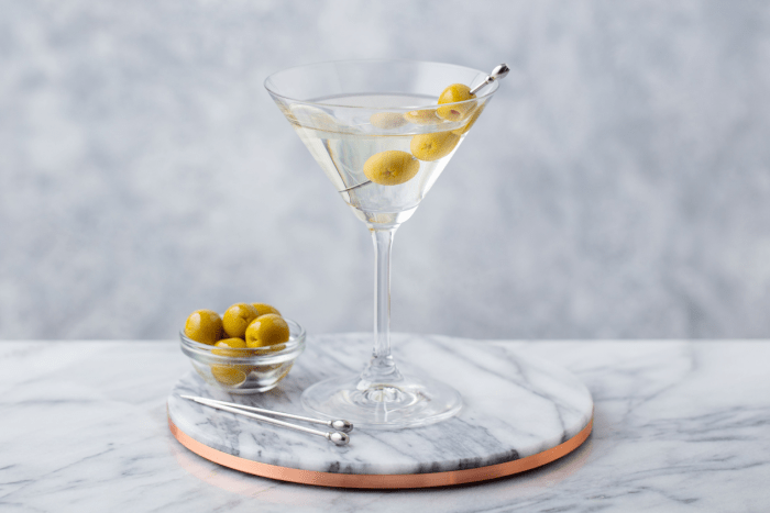 Taça de drink com gin: dry martini