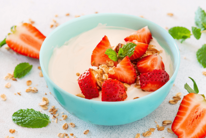 Uma das dicas de lanches rápidos e práticos: iogurte com granola e morango.