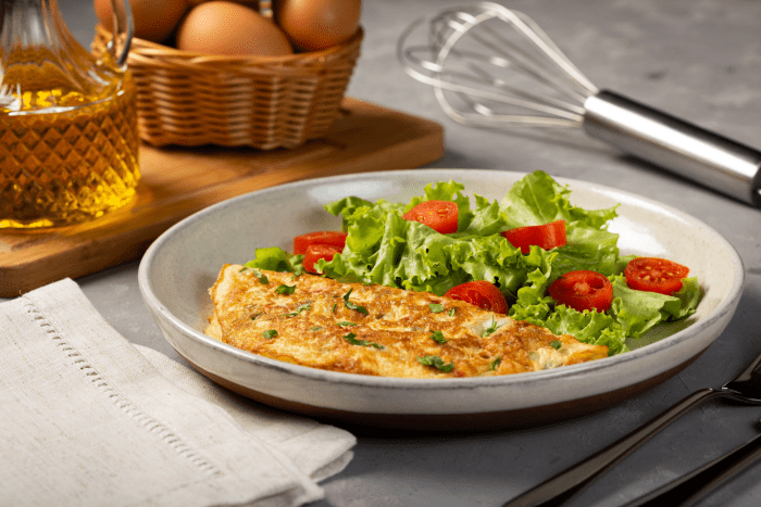 Uma das dicas de lanches rápidos e práticos: omelete de legumes.