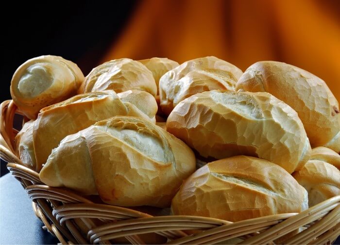 cesta com vários pães frescos
