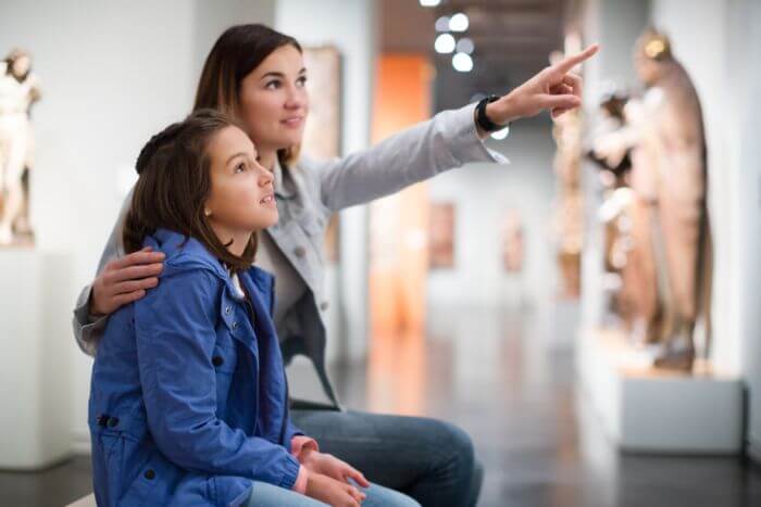 ir ao museu com as crianças é uma ótima ideia de o que fazer nas férias escolares