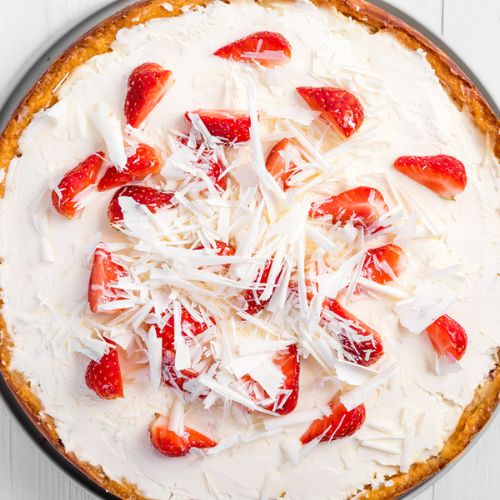 Torta de chocolate branco com morangos