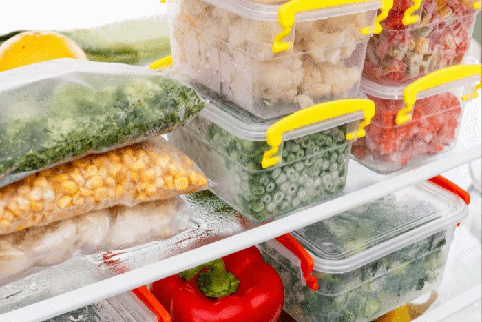 Congelar alimentos cortados é um dos hábitos de como manter uma alimentação saudável