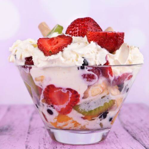 Salada de frutas com sorvete é uma das opções de receitas de verão