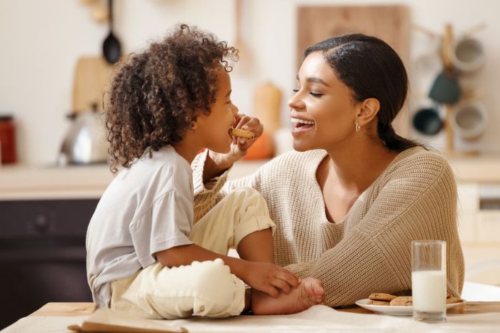 mãe peparando para seu filho lanches saudávei para levar na escola. 