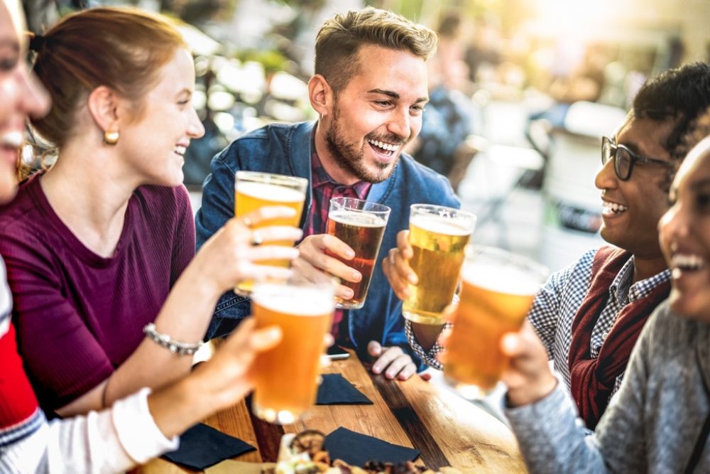 Amigos Degustando Estilos De Cerveja