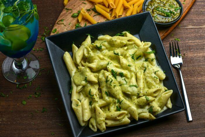 Macarrão cremoso ao pesto