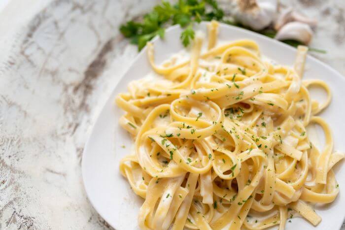 Macarrão cremoso com quatro queijos 