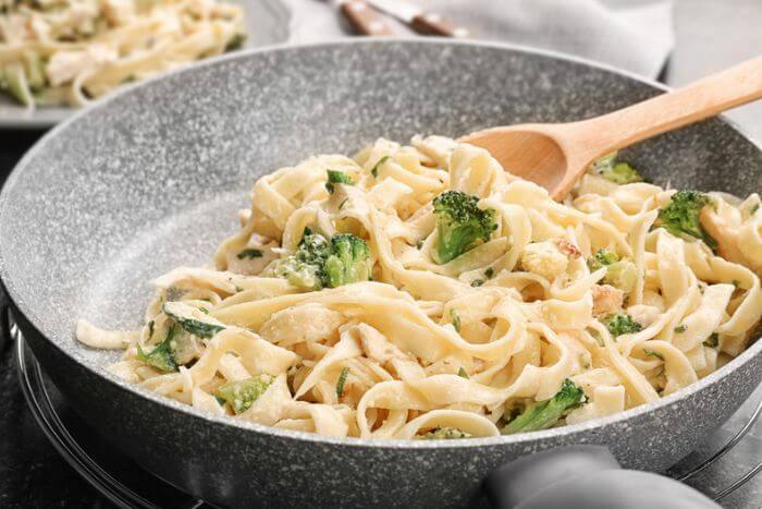 Macarrão cremoso na frigideira 