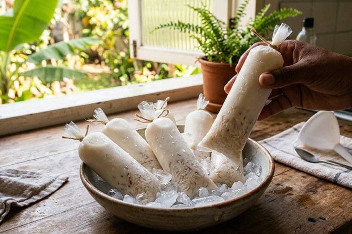 Geladinho de coco com leite condensado.