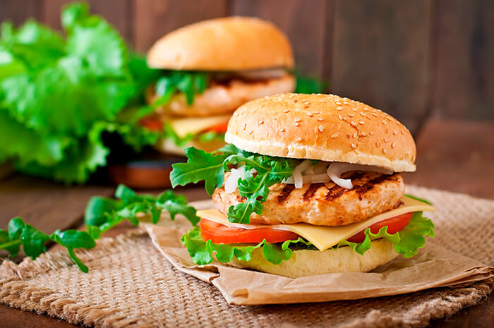 hambúrguer caseiro na airfryer. receita de hambúrguer de carne de frango