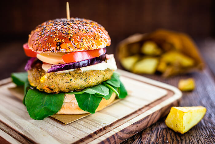 hambúrguer caseiro na airfryer. receita de hambúrguer vegetariano de grão-de-bico