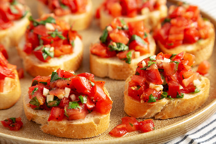 jantar romântico em casa: bruschetta de tomate, manjericão e queijo
