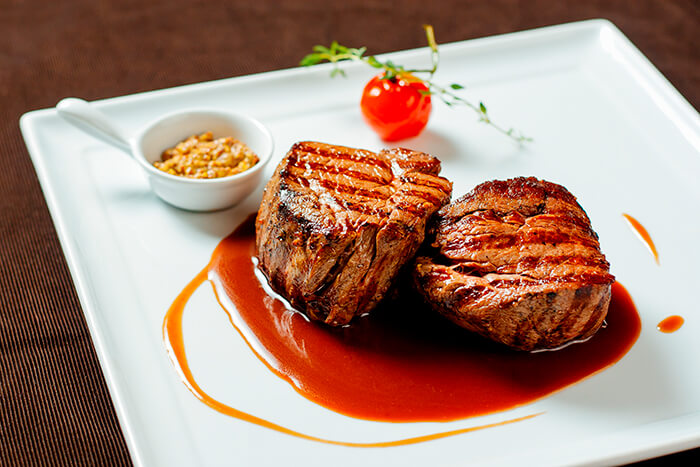 jantar romântico em casa: filé-mignon com molho de vinho tinto