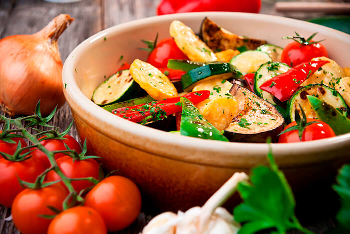 jantar romântico em casa: legumes assados com ervas
