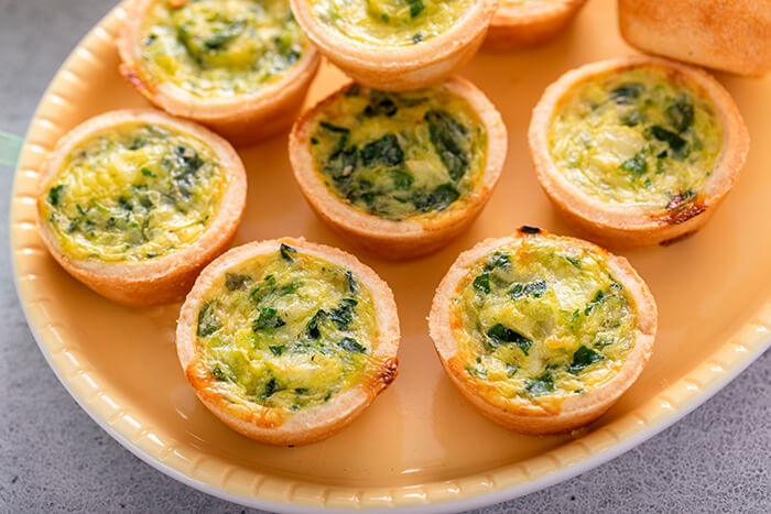 jantar romântico em casa: miniquiches de espinafre