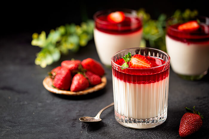 jantar romântico em casa: panna cotta de baunilha com calda de frutas vermelhas