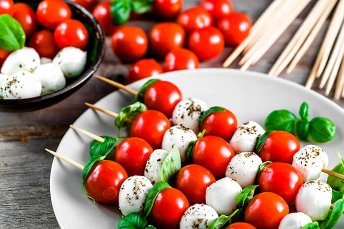 jantar romântico em casa: salada caprese no palito