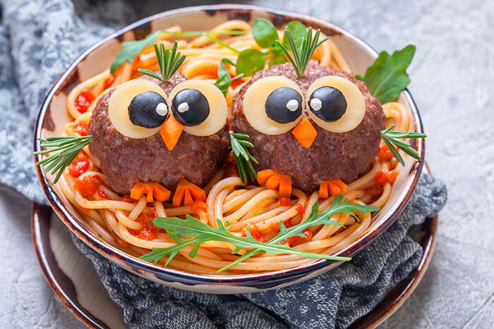 pratos divertidos com comida: macarrão com almôndegas