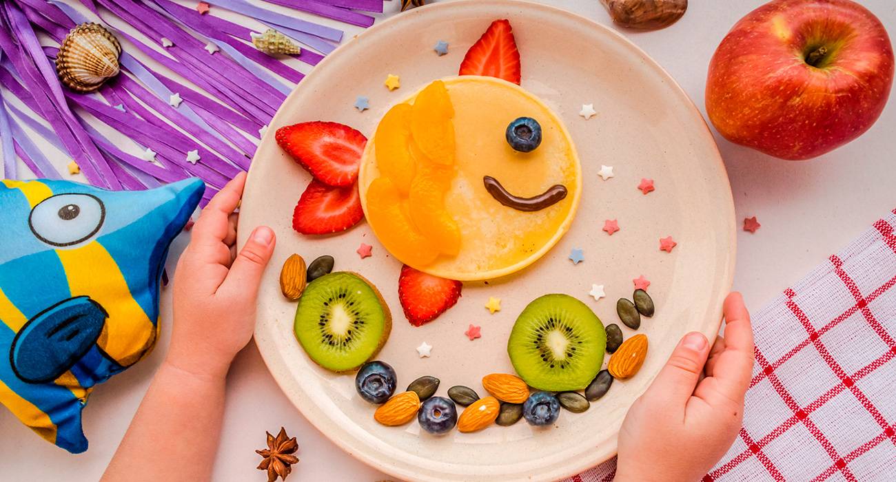 Pratos Divertidos Com Comida: Frutas E Panqueca