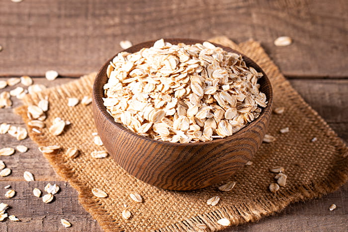 um pote de aveia, um dos alimentos ricos em fibras