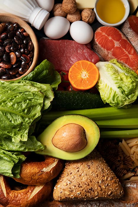 alimentação saudável com frutas, legumes, proteínas, verduras, fibras e carboidratos