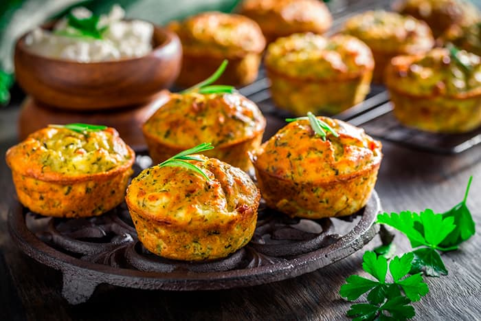 lanches para viagem: muffin salgado com legumes