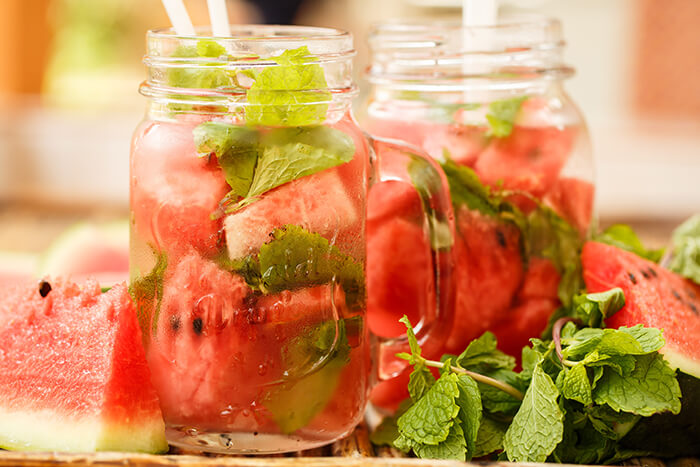 Água saborizada com melancia e hortelã