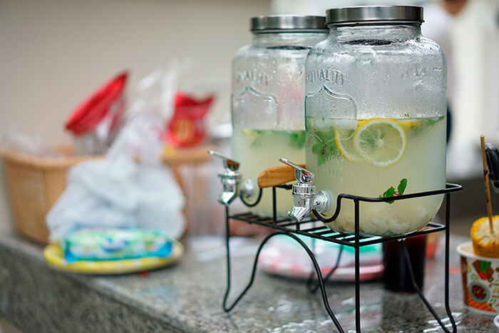 Água saborizada em suqueiras