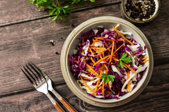 Repolho roxo com cenoura e gergelim