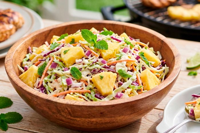 Salada tropical de repolho e abacaxi