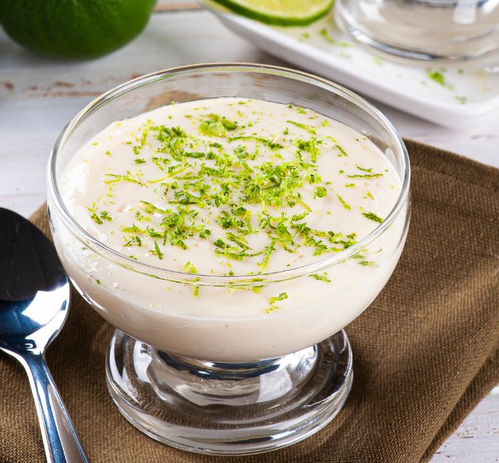 Taça de mousse de limão.