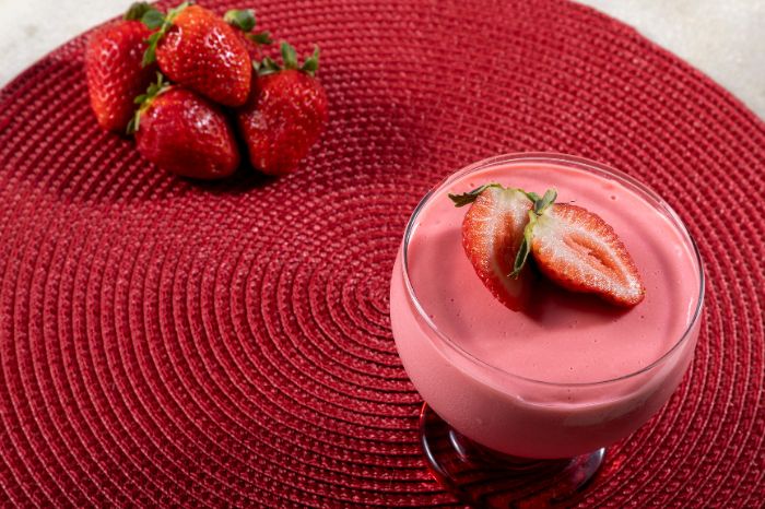 Mousse de morango feito com a fruta.