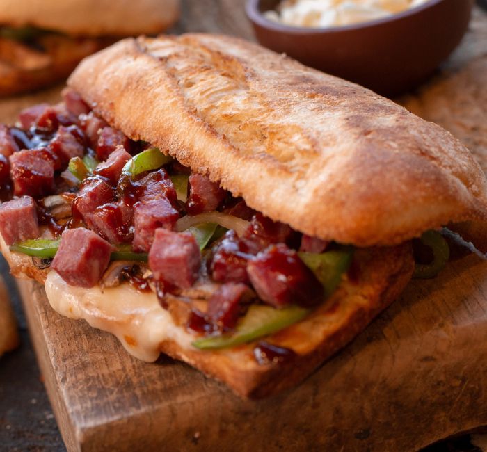 Calabresa acebolada com pão.