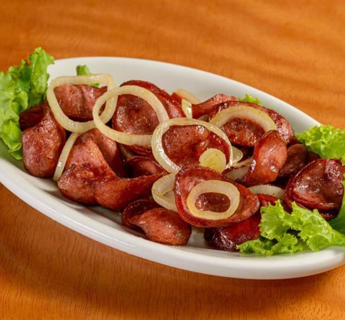 Linguiça acebolada.