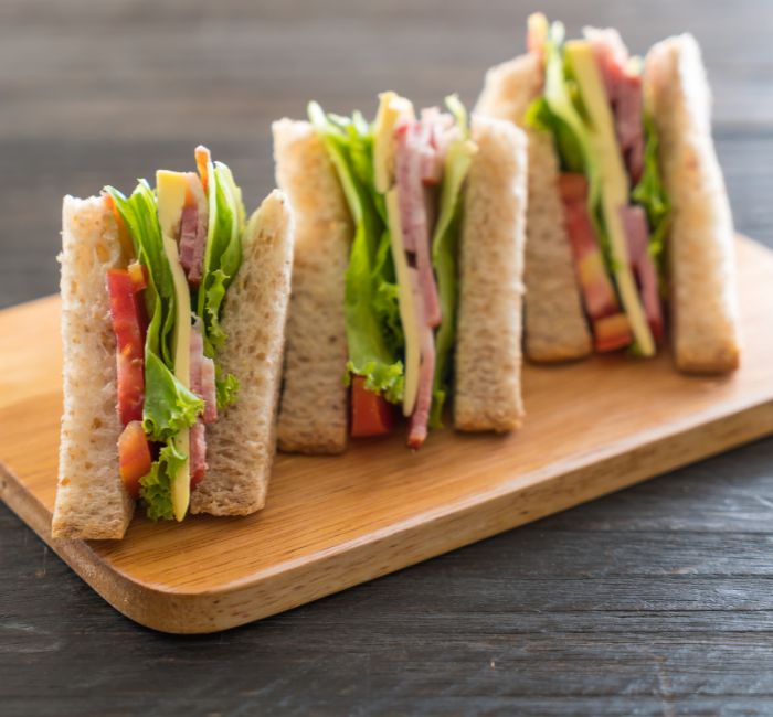 Três minisanduiches.