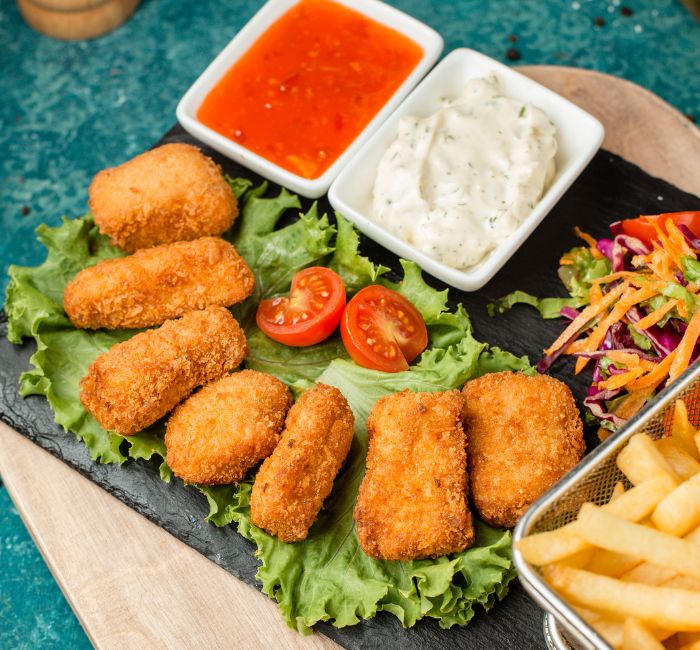 Nuggets e empanados com molhos.
