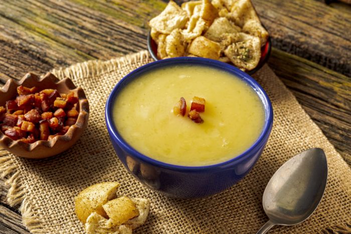 Caldo de mandioca.