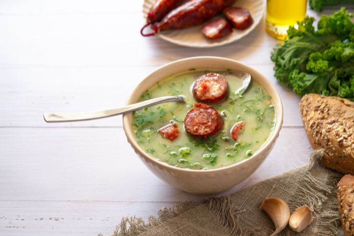 Caldo verde com linguiça.