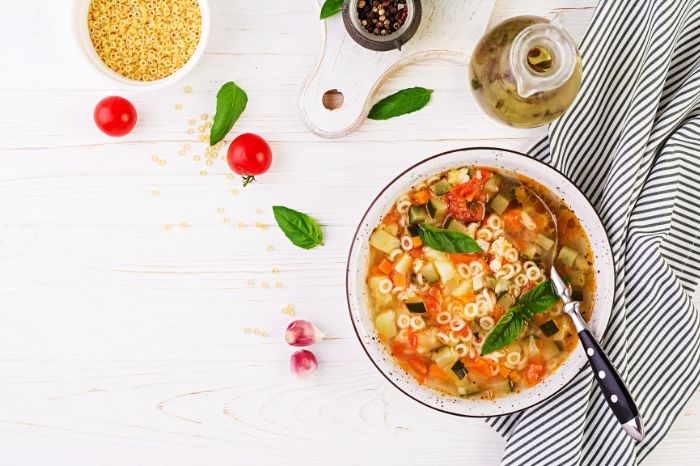 Sopa de legumes com macarrão.