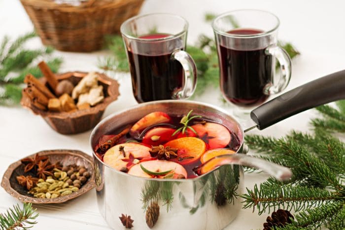 Vinho quente com frutas.