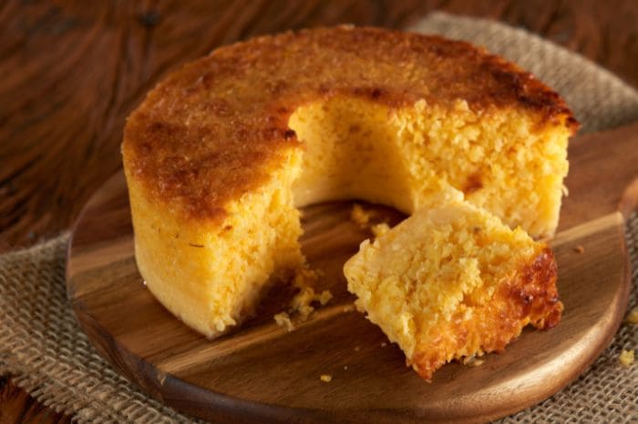 Bolo de fubá com queijo