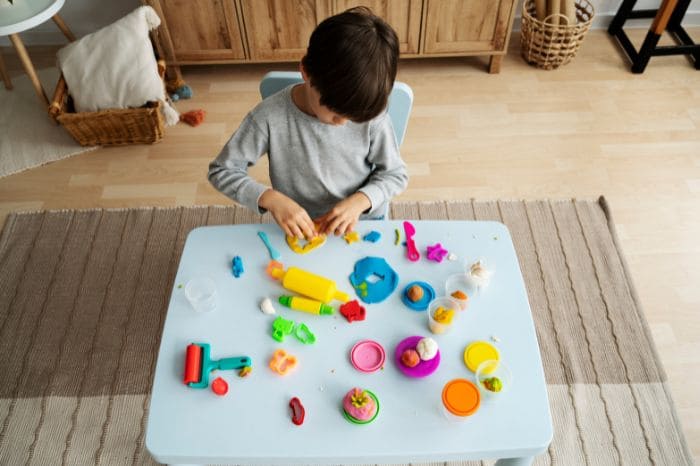 Criança de até 5 anos brincando