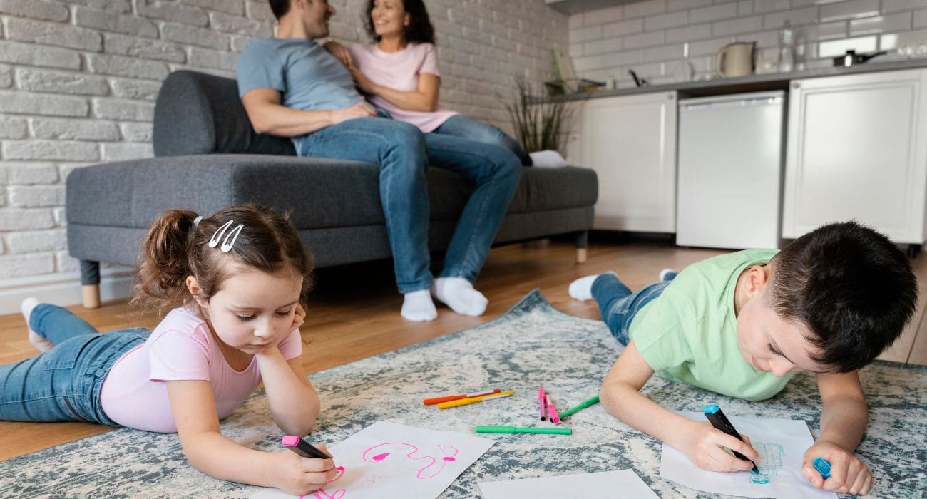Crianças Brincando Na Sala Junto Com Os Pais.