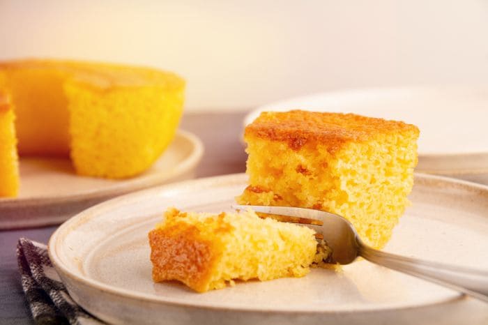 Bolo de milho de lata cremoso no liquidificador